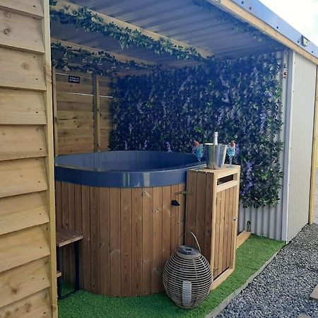 Anglesey New Modern Shepherds Hut With Spa Hot Tub Gwalchmai Экстерьер фото