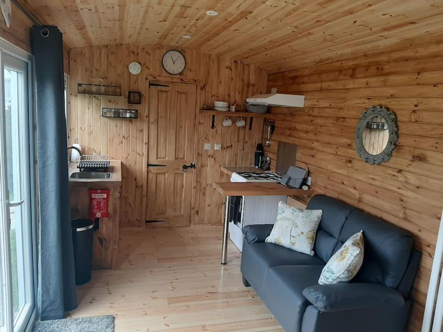 Anglesey New Modern Shepherds Hut With Spa Hot Tub Gwalchmai Экстерьер фото