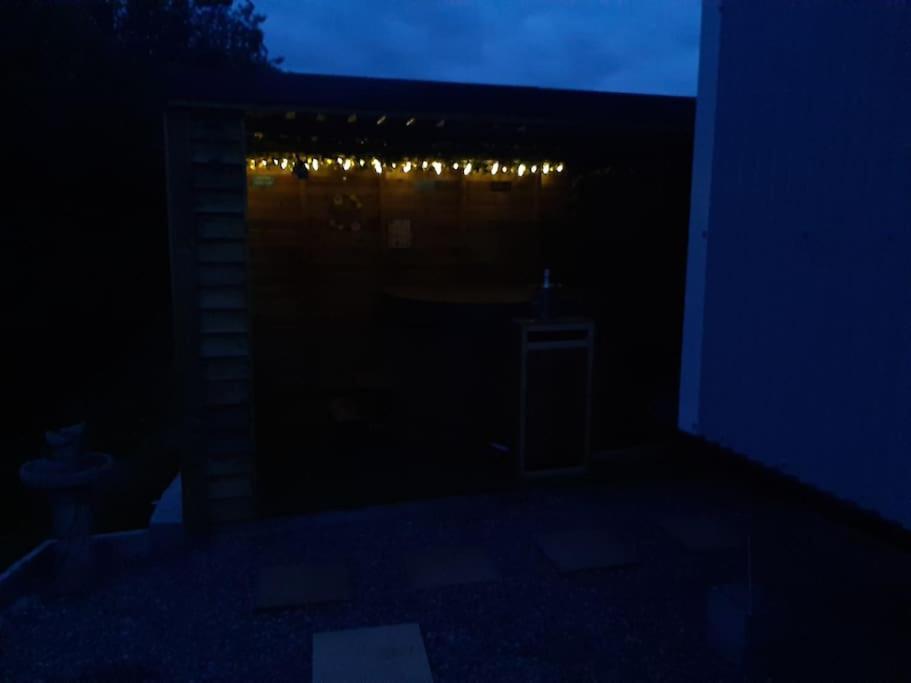 Anglesey New Modern Shepherds Hut With Spa Hot Tub Gwalchmai Экстерьер фото