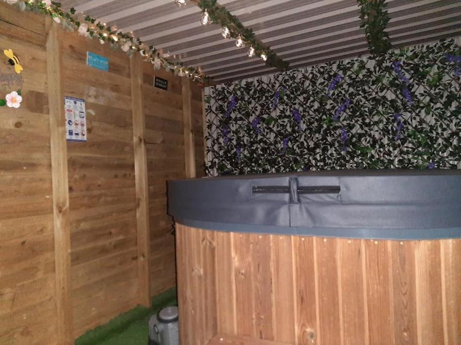 Anglesey New Modern Shepherds Hut With Spa Hot Tub Gwalchmai Экстерьер фото