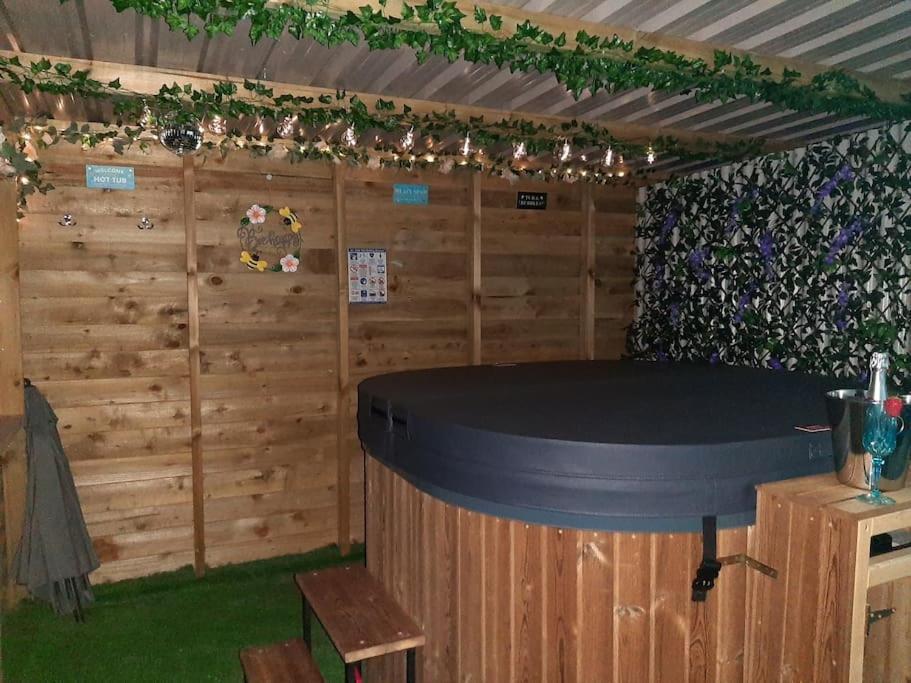Anglesey New Modern Shepherds Hut With Spa Hot Tub Gwalchmai Экстерьер фото