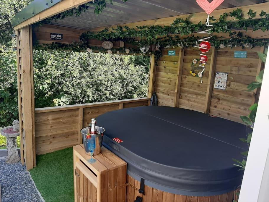 Anglesey New Modern Shepherds Hut With Spa Hot Tub Gwalchmai Экстерьер фото