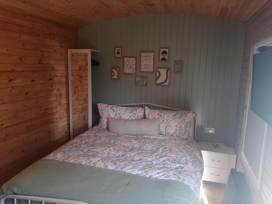 Anglesey New Modern Shepherds Hut With Spa Hot Tub Gwalchmai Экстерьер фото