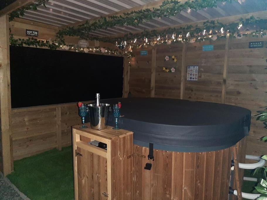 Anglesey New Modern Shepherds Hut With Spa Hot Tub Gwalchmai Экстерьер фото